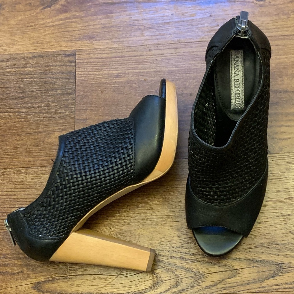 Banana Republic Octavio Heels. 7.5 Black Platform Ankle Boots Back Zip H…